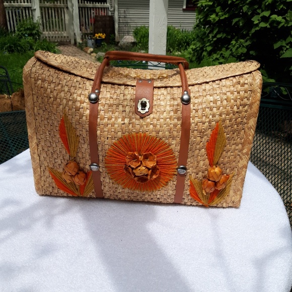 Handbags - Vintage straw beach tote